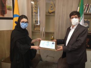 دوستان عزيز علم روانشناسي و حيطه درمان و مشاوره داراي ساختار نظامند و حرفه است .مدتي است كه ما از مراجعين جملاتي با اين مضمون به فراواني ميشنويم :من مراجعه كردم به روانشناس در منزلشان ويزيت ميكردند يا مراجعه كرديم با باعث ايجاد تصميم اشتباه و قطع شدن رابطه شد يا با دادن اطلاعات خصوصي به شريك زندگيم باعث از بين رفتن اعتماد شد … روانشناس داري ساختار تحصيلي به شرح ذيل است:ليسانس فوق ليسانس دكتراي .طبق مصوبه قانوني دهه ٨٠ هيچ فردي اجازه كار با فوق ليسانس روانشناسي را به تنهايي ندارد و حتما بايد در پيوستار روانشناسي را در دانشگاه خوانده باشد.طبق قانون مصوب مجلس كساني كه بدون پروانه تخصصي كار ميكنند شياد محسوب ميشوند و داراي حكم زندان و جريمه نقدي است .شما اگر تجربه مشابه داريد از سمت سازمان نظام روانشناسي ميتوانيد پيگير موردي انجام دهيد. دکتر مریم هاشمی طاری